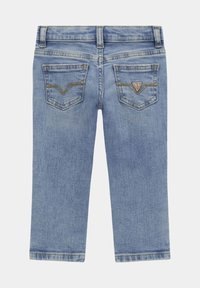 Ljusblå denim capri-byxor med en slät textur, med två bakfickor och en logopatch på den högra fickan.