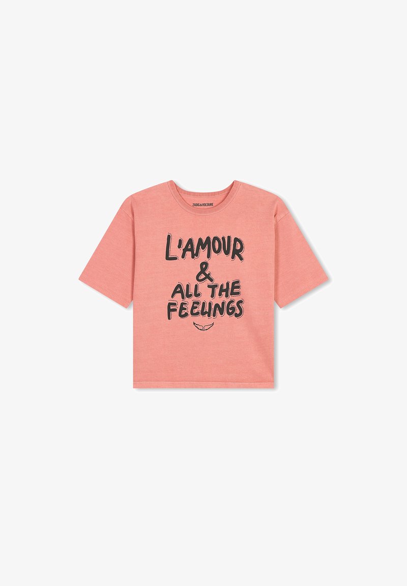 Roze T-shirt met korte mouwen, gemaakt van katoen, met een zwarte bedrukking die "L'amour & all the feelings" zegt. Ronde halslijn, relaxed fit.