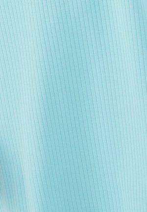 Tissu côtelé bleu clair avec une texture douce, présentant de fines rayures verticales et une finition lisse. Convient à divers designs vestimentaires.