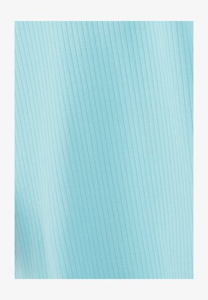 Tejido de ribete azul claro con una textura suave, que presenta estrechas rayas verticales y un acabado liso. Adecuado para varios diseños de ropa.