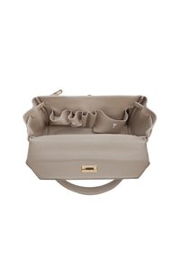 Sac à main en cuir beige avec un design structuré, doté de poches intérieures et de fentes élastiques, ainsi qu'un détail de fermoir en ton doré.