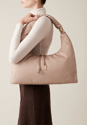 Texturiertes, hellrosa Hobo-Tasche mit einem weichen, gepolsterten Schultergurt, goldenen Beschlägen und einem Reißverschluss. Geeignet für den Alltag.