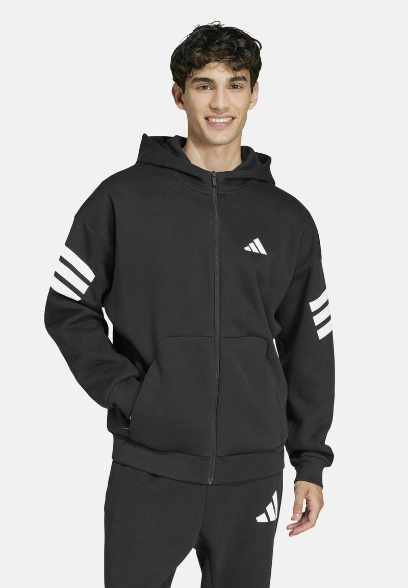 Felpa nera con zip realizzata in tessuto morbido con cappuccio. Presenta tre strisce bianche su ciascun manica e un logo bianco sul petto.