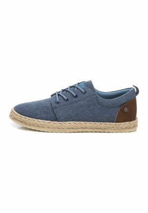 Zapatillas de lona azul con entresuela de yute, acentos de cuero marrón, seis ojales y diseño de punta redonda.