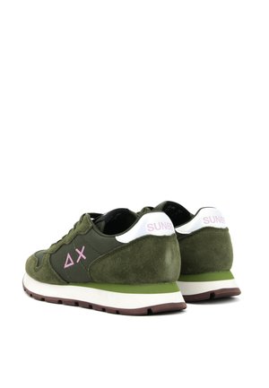 Sneakers verde in suede e tessuto con logo rosa a contrasto e tab sulla parte posteriore bianca, dotati di suola imbottita e design con punta arrotondata.