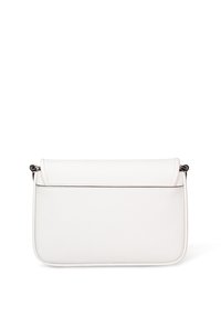 Witte leren handtas met een gladde textuur, klepsluiting en zilveren hardware. Eenvoudige rechthoekige vorm met contrasterende stiksel details.