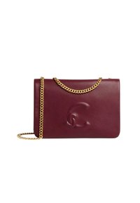 Borsa a mano in pelle bordeaux con dettaglio logo texture, caratterizzata da una tracolla a catena dorata e da una forma rettangolare elegante.