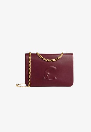 Borsa a mano in pelle bordeaux con dettaglio logo texture, caratterizzata da una tracolla a catena dorata e da una forma rettangolare elegante.