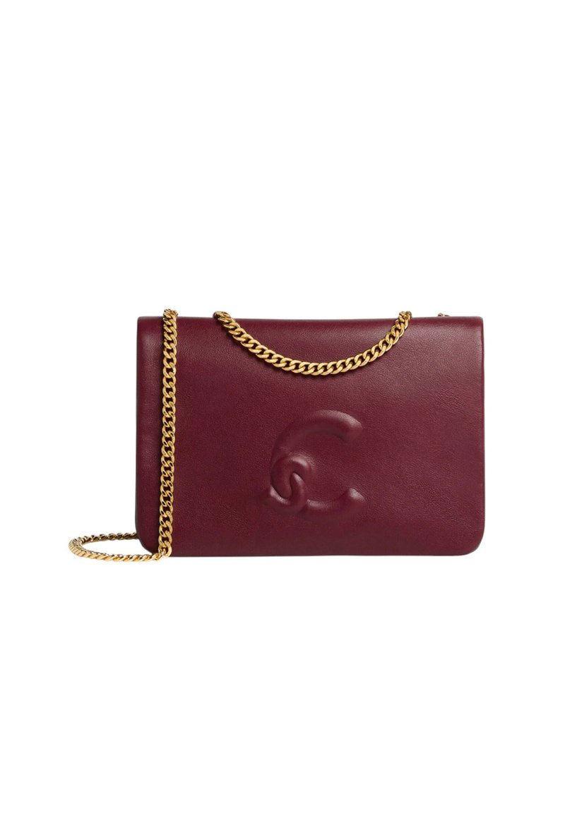 Borsa a mano in pelle bordeaux con dettaglio logo texture, caratterizzata da una tracolla a catena dorata e da una forma rettangolare elegante.