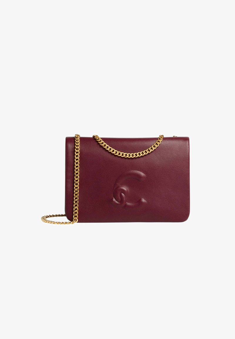 Borsa a mano in pelle bordeaux con dettaglio logo texture, caratterizzata da una tracolla a catena dorata e da una forma rettangolare elegante.