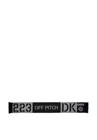 Sorte og grå tørklæde med frynser. Har "223" og "OFF PITCH" i fede bogstaver samt "DK" med et cirkulært logo i den ene ende.