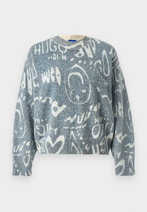 Modrý a biely pletený sveter s abstraktnými bielymi čmáranicami, tvarmi a čiastočnými textovými vzormi, s okrúhlym výstrihom a dlhými rukávmi.