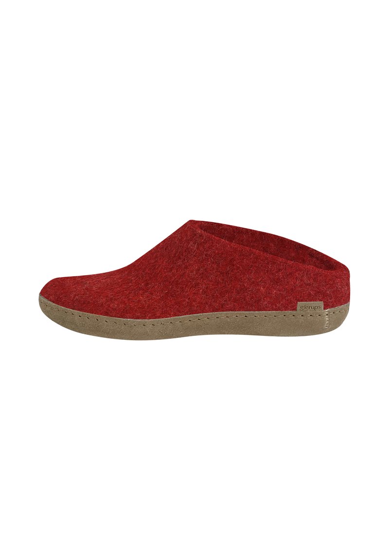 Scarpa slip-on rossa in feltro con punta arrotondata e tacco basso. Presenta una tomaia testurizzata e una suola in gomma marrone chiaro. Branding sottile sul lato.