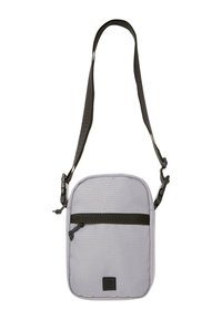 Grau gestreifte Umhängetasche mit schwarzen Akzenten, Reißverschlusstasche auf der Vorderseite, verstellbarem Tragegurt und strukturierter Oberfläche. Kompakte rechteckige Form.