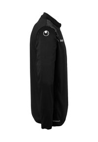 Sort sportsjakke med høj krave, tekstureret panel på skulderen og logo på brystet. Glat stof, strømlinet design.