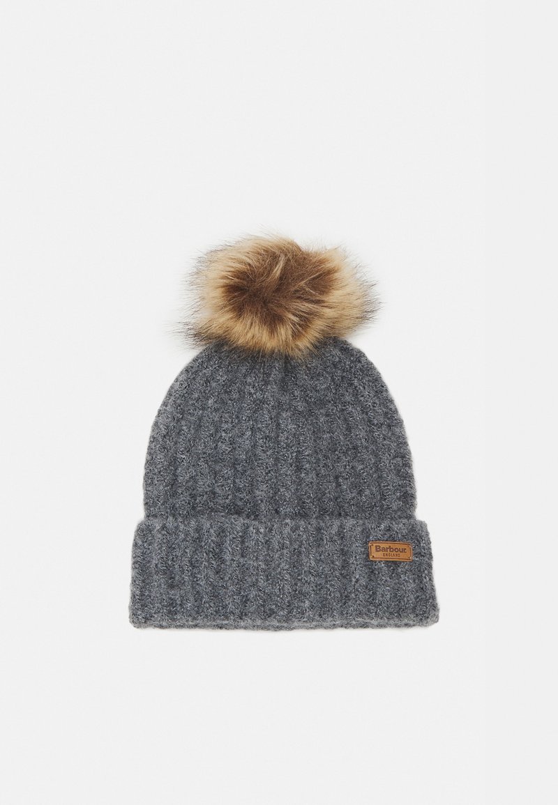 Gorro de punto gris con un puño doblado, que presenta un pompón de peluche sintético color beige en la parte superior y una pequeña etiqueta de cuero marrón en el lateral.