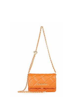 Sac bandoulière matelassé en cuir orange Valentino avec une chaîne dorée et un logo métallique sur le rabat avant.