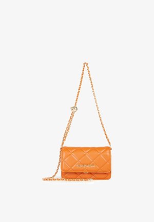 Sac bandoulière matelassé en cuir orange Valentino avec une chaîne dorée et un logo métallique sur le rabat avant.