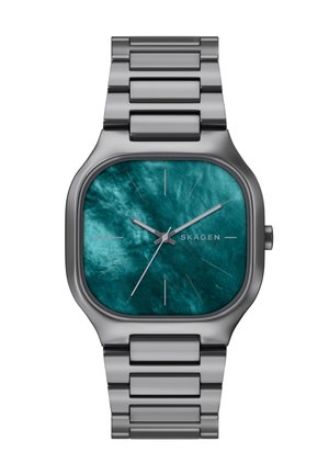 Quadratische silberne Metall-Uhr mit blauem strukturiertem Zifferblatt, schlanken silbernen Stundenmarkierungen sowie passenden silbernen Stunden-, Minuten- und Sekundenzeigern.
