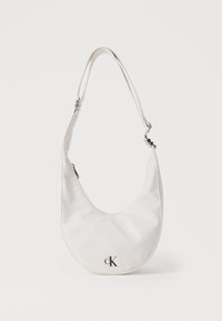 Λευκή τσάντα ώμου σε σχήμα ημισελήνου με ρυθμιζόμενο λουράκι και μαύρο λογότυπο "cK" τυπωμένο κοντά στο κέντρο του κάτω μέρους.