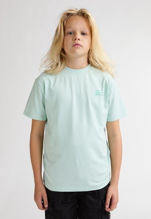 Lysegrøn mintfarvet bomulds-T-shirt med korte ærmer og rund halsudskæring, med et lille trykt logo på venstre bryst.