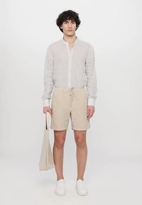 120% Lino MEN BERMUDA - Šorti - sand
