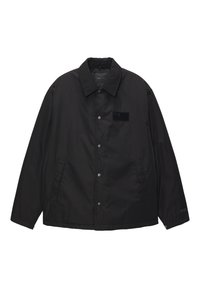 Czarna lekka kurtka z kołnierzem, zatrzaskami, dwoma bocznymi kieszeniami i małą naszywką materiałową na piersi. Gładka faktura.