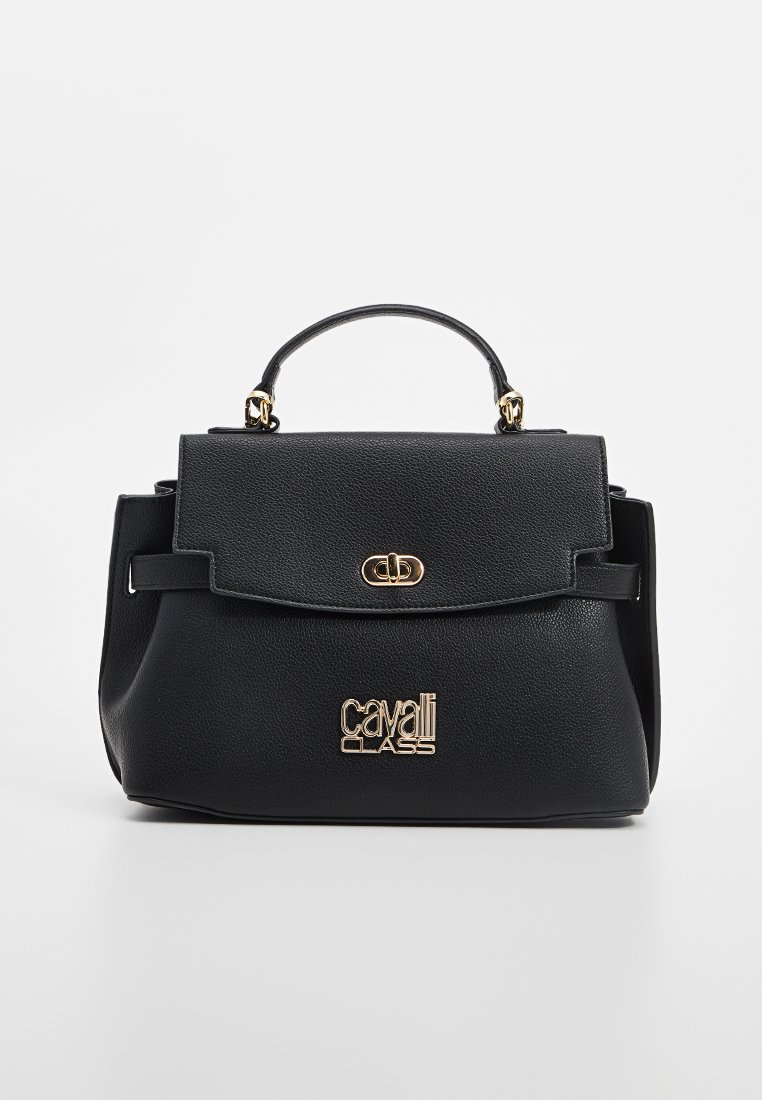 Sac à main en cuir noir au design structuré, doté d'une poignée supérieure, de ferrures dorées et d'un logo bien en vue à l'avant.