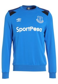 Blå långärmad sweatshirt med rundad halsringning, som har en vit "SportPesa"-logotyp, Umbro-märke och svarta accenter på axlarna.