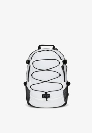 Mochila blanca hecha de tela duradera con detalles en negro, cordón elástico ajustable en la parte frontal, bolsillos laterales de malla y un asa superior para llevar.
