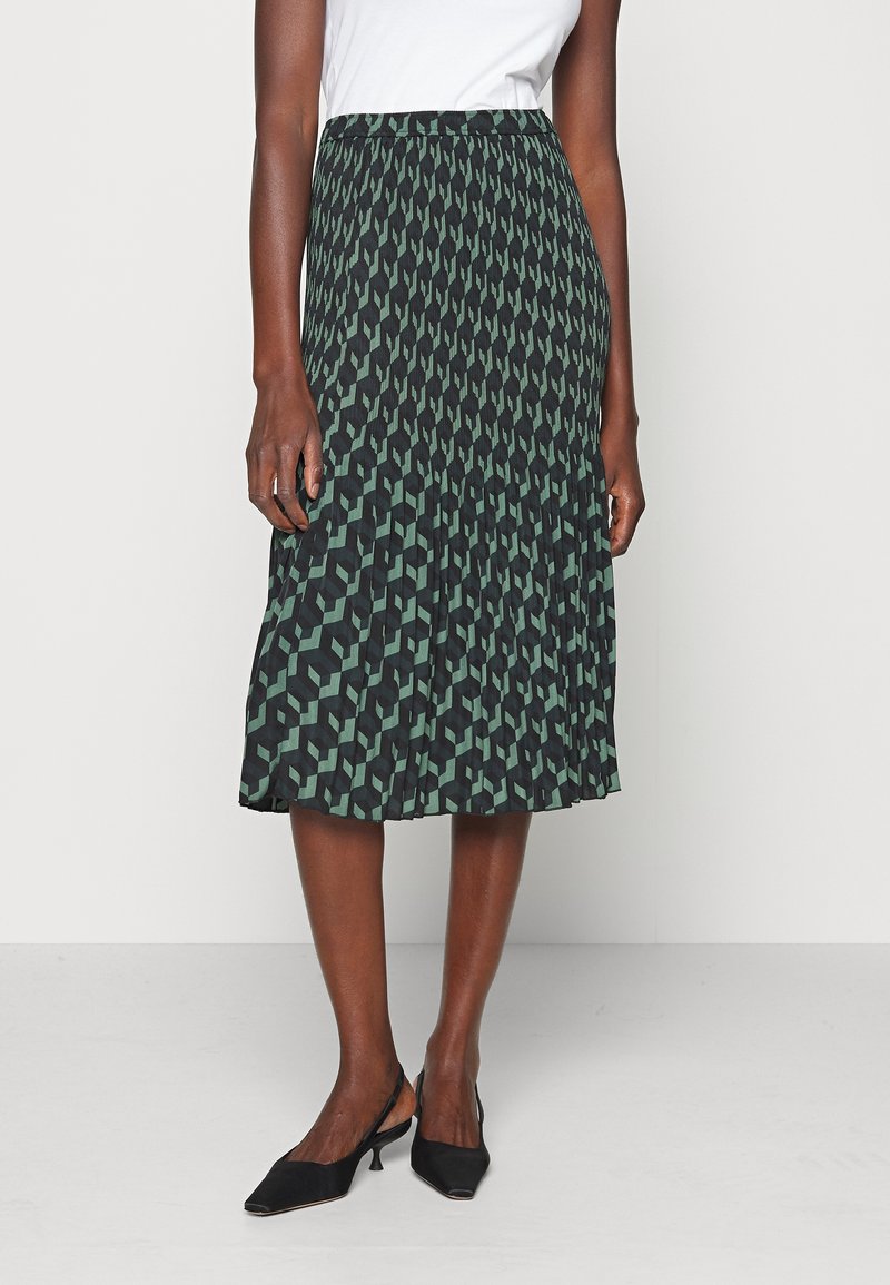 Černo-zelená plisovaná sukně s geometrickým vzorem, střední délkou a elastickým pasem. Nosit s černými sandály na podpatku.