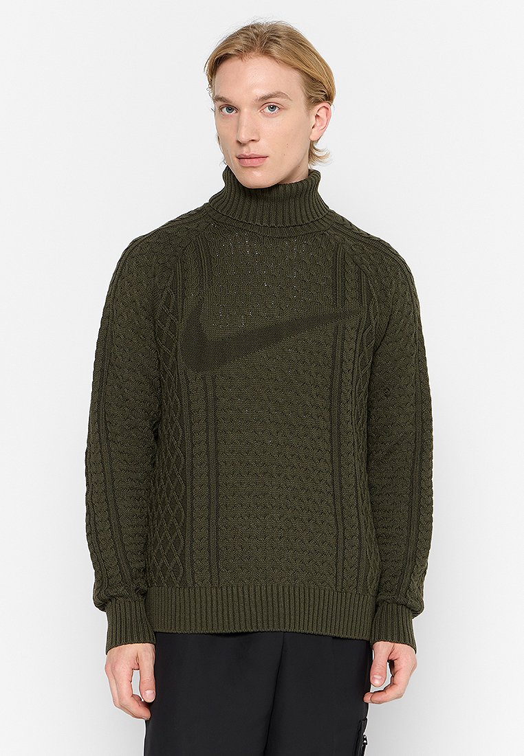 Oliwkowy sweter z dzianiny z wysokim golfem, z teksturowanym wzorem i subtelnym logo Nike na środku.