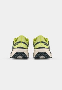 Grønne og sorte vandresko med en tekstureret meshoverdel og polstrede såler. Funktionen inkluderer Gore-Tex branding og udtalt traction på ydersålen.