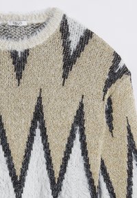 Suéter de punto con patr�ón zigzag en dorado, negro y blanco, con cuello redondo, que presenta la etiqueta Liu Jo Milano.