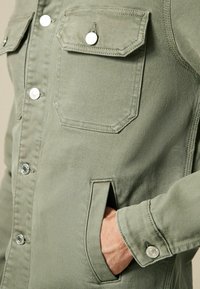 Next REGULAR FIT BUTTON UP - Spijkerjas - sage green