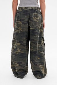 Camo cargo bukser med løs pasform, lavet af bomuld. Har en elastisk talje og sidelommer, samt et grønt og sort mønster.