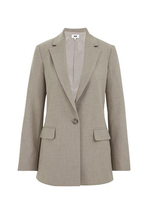Blazer ajusté gris clair avec revers, fermeture à un bouton, et deux poches avant. Texture lisse et coupe structurée.