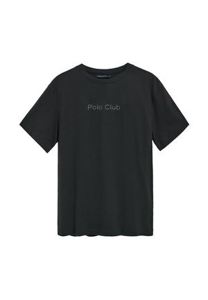 Camiseta negra de algodón de manga corta, con cuello redondo y el texto "Polo Club" impreso en un color contrastante a lo largo del pecho.