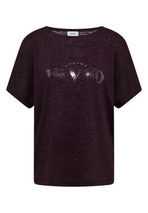 T-shirt violet foncé à manches courtes avec col rond et texte brillant "VIVID DREAMS" sur le devant, étiquette "CECIL" à l'intérieur du col.