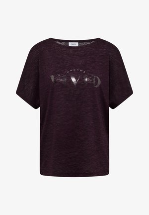 T-shirt violet foncé à manches courtes avec col rond et texte brillant "VIVID DREAMS" sur le devant, étiquette "CECIL" à l'intérieur du col.