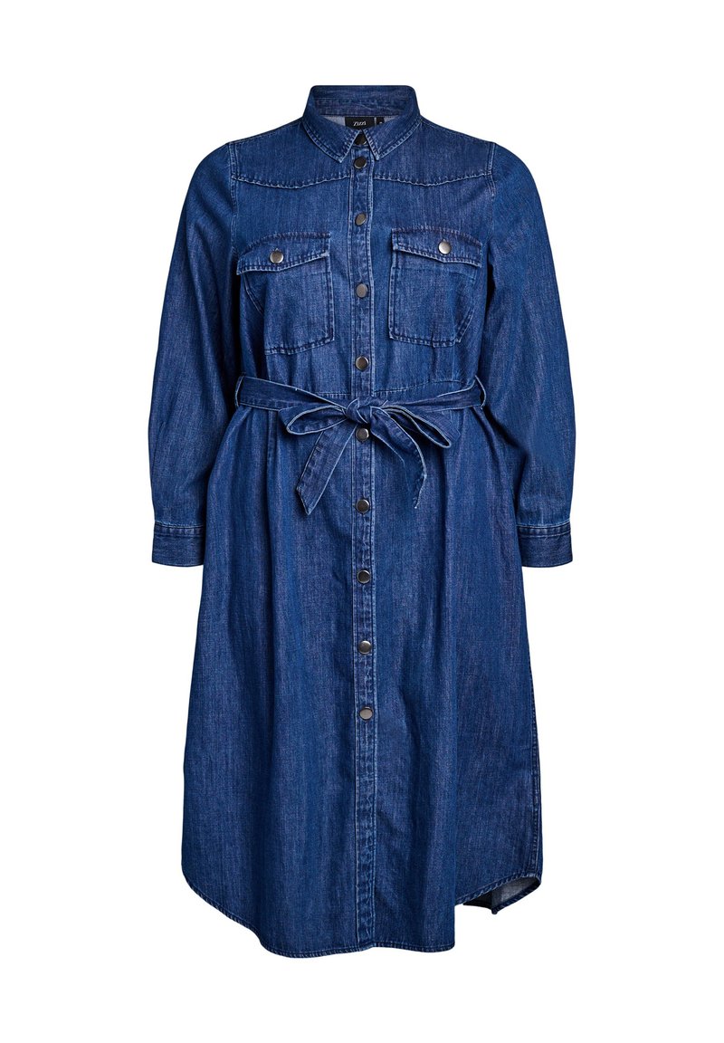 Denim skjortklänning med långa ärmar, krage, knappstängning fram, två bröstfickor och ett matchande bälte i en mörkblå tvätt.