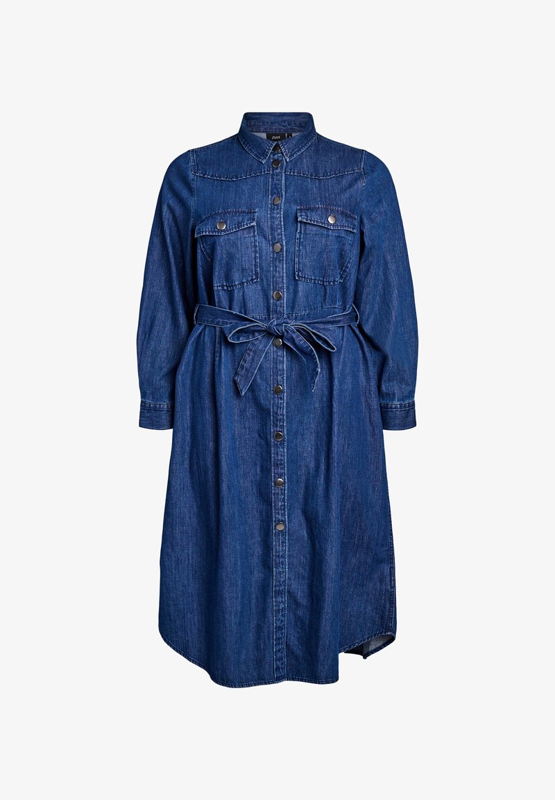 Džinsinė suknelė marškiniais ilgomis rankovėmis, apykakle, priekyje užsegama sagomis, su dviem krūtinės kišenėmis ir atitinkančia diržu tamsiai mėlynos spalvos skalbimu.