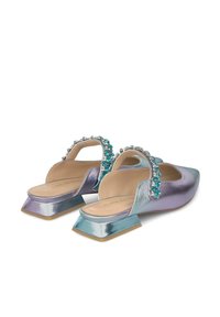 Paarse-blauwe metallic slingback schoenen met een lage vierkante hak, parelachtige accenten op de band en een glanzende, gladde oppervlakte textuur.