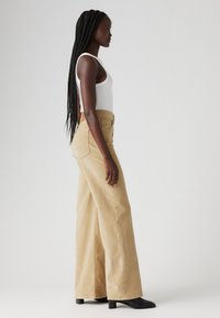 Levi's® RIBCAGE WIDE LEG - Wide Leg - safari