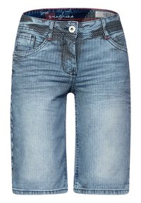 Niebieskie szorty dżinsowe w pionowe białe paski, z zapięciem na guzik, pięcioma kieszeniami i delikatnym wyblaknięciem wokół dołu.