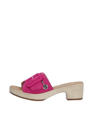 Fuchsia ruskinds slide sandal med en bred rem og en dekorativ spænde samt en lav, struktureret korkhæl.