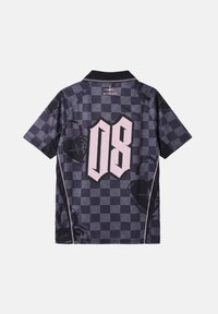 Polo à manches courtes à carreaux noirs et gris avec un grand "08" rose sur le dos et des motifs de cœur subtils.