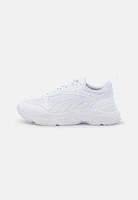 Baskets de sport blanches avec une tige en mesh, des accents en cuir lisse, une semelle texturée et une languette au talon pour un enfilage facile.