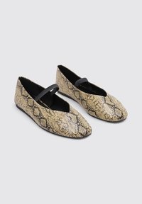 Ballettflats mit einer spitzen Zehe, ausgestattet mit einem schwarzen Riemen, bedeckt mit einem beige- und schwarzfarbenen Schlangenprintmuster. Weicher Stoff mit einer flachen Sohle.