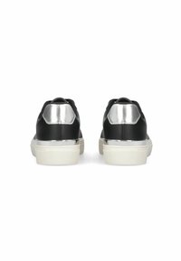 Sneakers neri con una finitura liscia, accenti argentati sul tallone e una suola in gomma bianca testurizzata. Presentano un design a collo basso e lacci piatti.